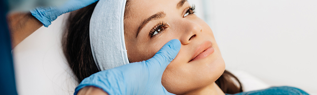woman getting ready to receive dermal fillers